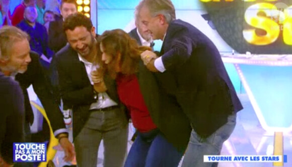 Lors d'un happening, Valérie Bénaïm a fait une violente chute dans "Touche pas à mon poste" (D8). Sa tête a percuté le sol. Lundi 13 octobre 2014.