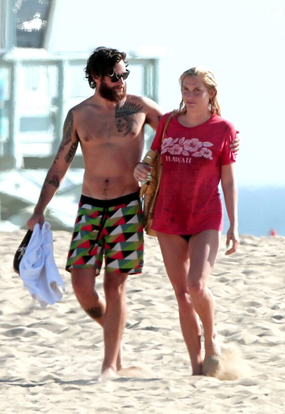 Kesha avec son boyfriend Brad Ashenfelter sur une plage de Santa Monica, à Los Angeles, le 6 septembre 2014.