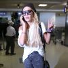 Amanda Bynes au téléphone à son arrivée à l'aéroport de Los Angeles, le 10 octobre 2014.