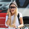 Amanda Bynes au téléphone à son arrivée à l'aéroport de Los Angeles, le 10 octobre 2014.