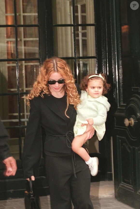 Lourdes et sa maman Madonna à PAris, le 26 février 1998.