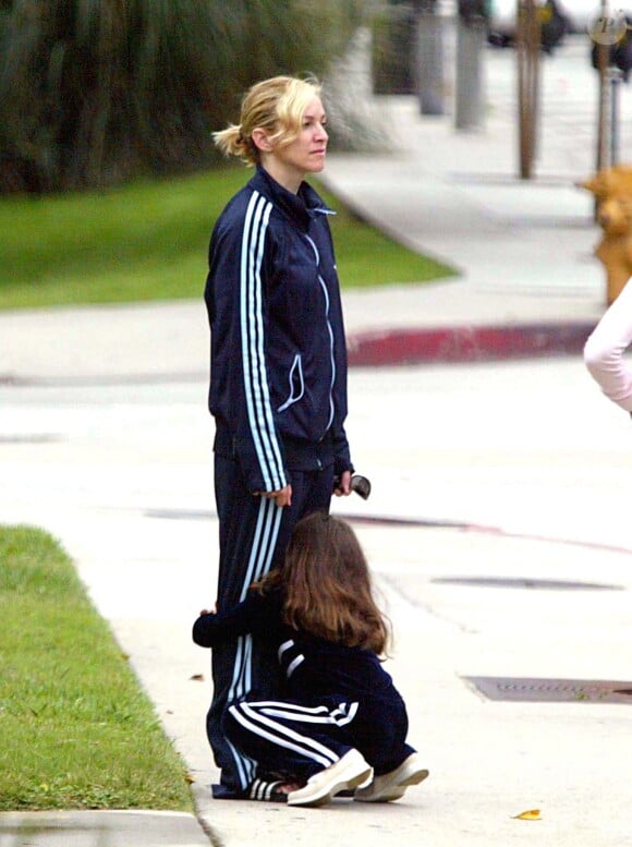 Lourdes aux pieds de sa maman Madonna à Los Angeles, le 30 septembre 1999.