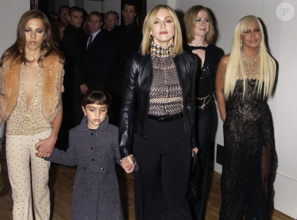 Allegra Versace, Lourdes, Madonna, Chelsea Clinton et Donatella Versace à Londres, le 15 octobre 2002.