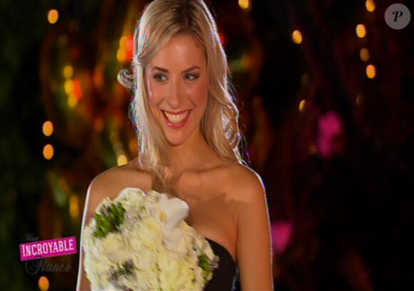 Clara, très excitée à l'idée de rencontrer son futur fiancé (Mon Incroyable Fiancé - épisode 1 diffusé le vendredi 17 octobre 2014.)