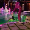 Patrick pousse Clara dans la piscine (Mon Incroyable Fiancé - épisode 2 diffusé le vendredi 17 octobre 2014.)