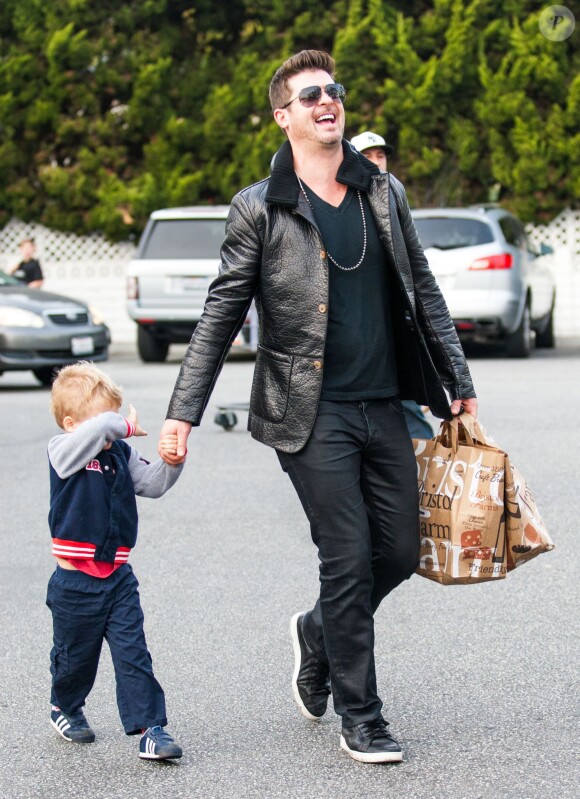 Robin Thicke et son fils Julian à West Hollywood, le 3 janvier 2014.