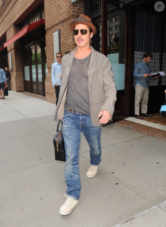 Brad Pitt quitte son hôtel à New York le 15 octobre 2014