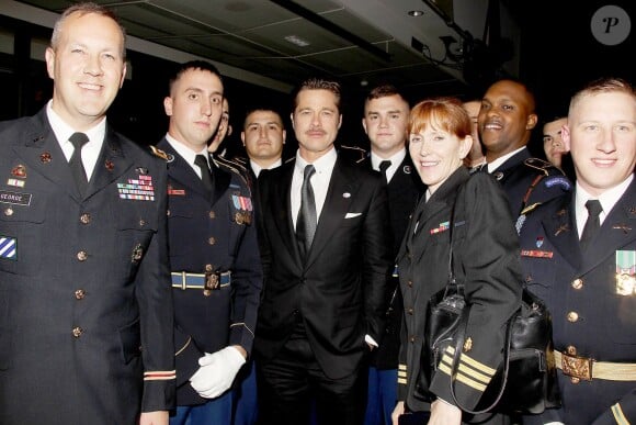 Brad Pitt et des membres de l'armée, à l'avant-première de "Fury" au Newseum à Washington, le 15 octobre 2014