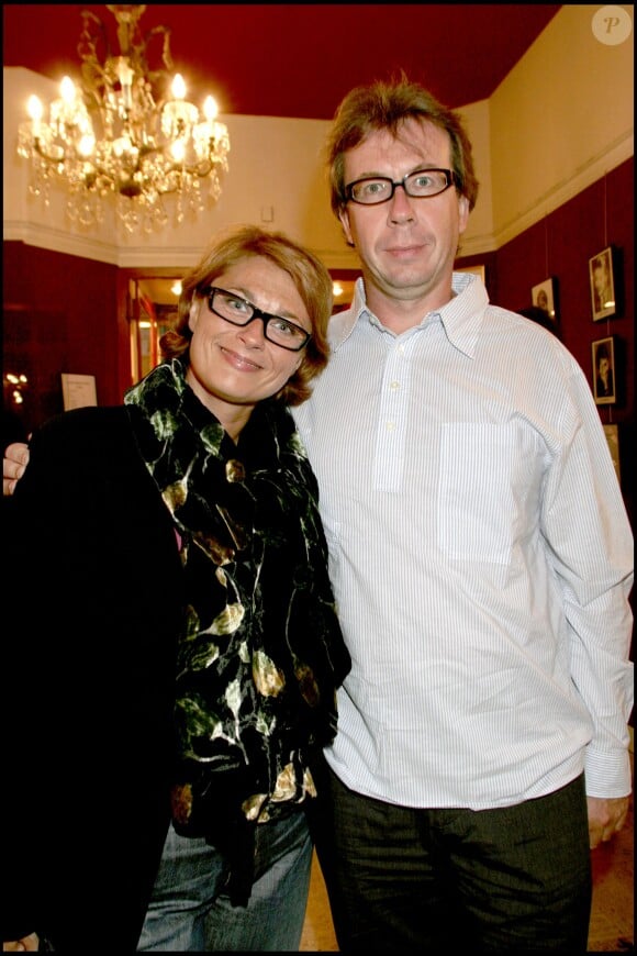 Sonia Dubois et son mari à la générale de la pièce "C'est jamais facile". En 2005 à Paris.