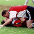 Paul Gascoigne et son coéquipier Ally McCoist lors d'un match entre Inverness Caledonian Thistle et Glasgow Rangers à Inverness le 9 mars 1996