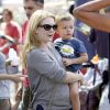 Melissa Joan Hart au Farmer's Market avec son mari Mark Wilkerson et leurs fils Mason, Braydon et Tucker à Los Angeles, le 19 octobre 2014.