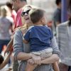 Melissa Joan Hart en famille dans les rues de Los Angeles, le 19 octobre 2014.