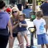 Melissa Joan Hart au Farmer's Market avec son mari Mark Wilkerson et leurs fils Mason, Braydon et Tucker à Los Angeles, le 19 octobre 2014.