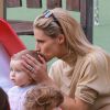Michelle Hunziker et sa fille Sole s'amusent dans un parc à Milan, le 21 octobre 2014.
