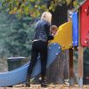 Michelle Hunziker et sa fille Sole s'amusent dans un parc à Milan, le 21 octobre 2014.