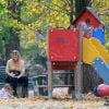 Michelle Hunziker et sa fille Sole s'amusent dans un parc à Milan, le 21 octobre 2014.