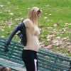 Michelle Hunziker, enceinte, profite d'un moment détente avec sa fille Sole dans un parc de Milan. Le 21 octobre 2014.