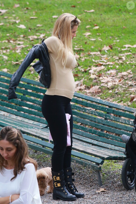 Michelle Hunziker, enceinte, profite d'un moment détente avec sa fille Sole dans un parc de Milan. Le 21 octobre 2014.