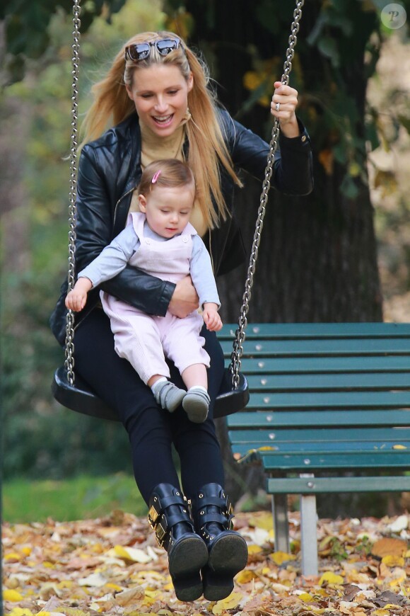 Michelle Hunziker, retombe en enfance avec sa fille Sole en profitant d'un moment détente dans un parc à Milan. Le 21 octobre 2014.