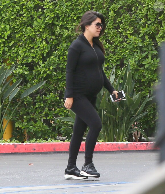 Kourtney Kardashian se rend au bureau des Kardashian dans le quartier de Woodland Hills, à Los Angeles. Le 20 octobre 2014.