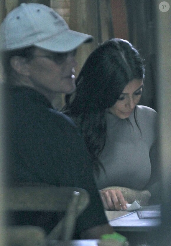 Kim Kardashian et Bruce Jenner à table dans un restaurant à Los Angeles, le 20 octobre 2014.