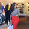 Kim Kardashian en pleine séance shopping à Los Angeles. Le 20 octobre 2014.