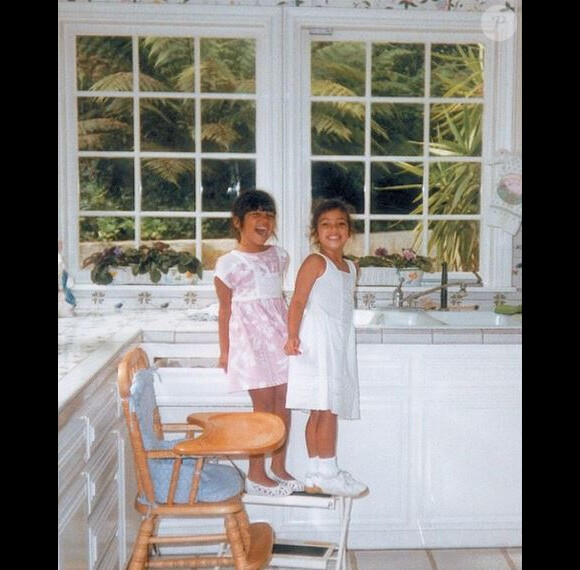 Kourtney Kardashian adresse à sa petite soeur Kim un message pour son anniversaire : "Même si j'ai été la grande soeur la plus autoritaire qu'elle aurait pu avoir, elle m'a toujours aimé. Joyeux anniversaire à mon acolyte. Je t'aime." Photo postée le 21 octobre 2014.