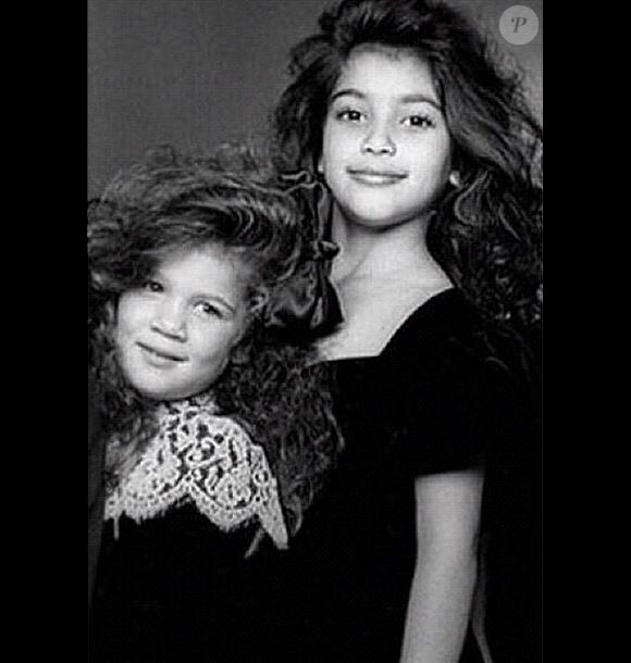 Khloé Kardashian partage sur Instagram une image de Kim et elle, enfants, pour l'anniversaire de sa grande soeur. Photo postée le 21 octobre 2014.