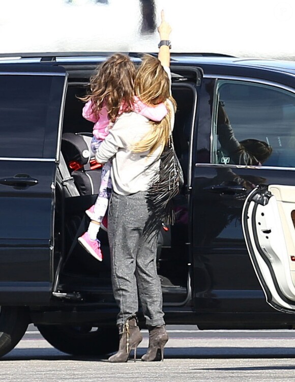 Jennifer Lopez avec ses enfants Emme et Max avant de prendre un jet privé à l'aéroport de Van Nuys, le 21 octobre 2014.