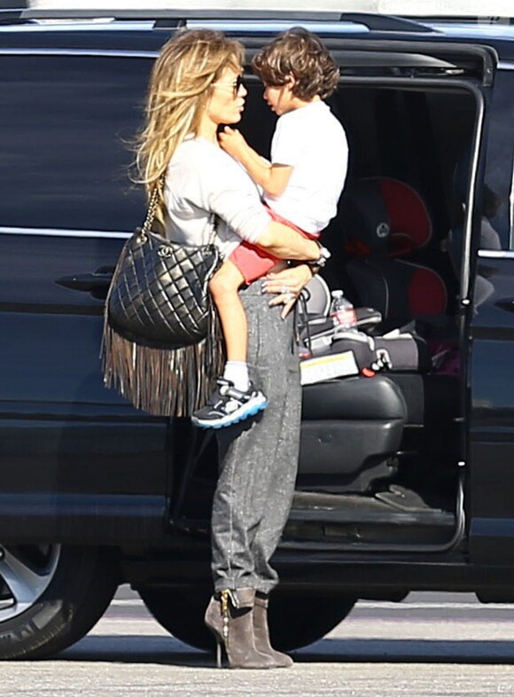 Jennifer Lopez embrasse ses enfants Emme et Max avant de prendre un jet privé à l'aéroport de Van Nuys, le 21 octobre 2014.