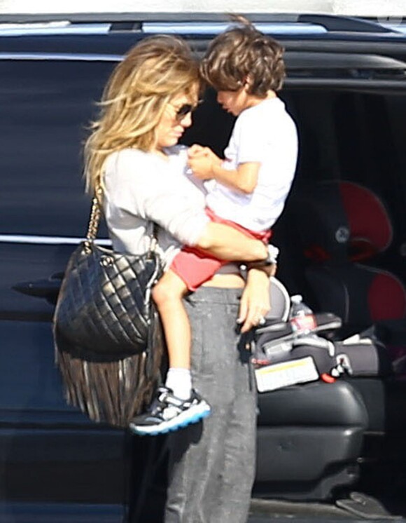 Jennifer Lopez avec son fils Max à l'aéroport de Van Nuys, le 21 octobre 2014.