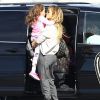 Jennifer Lopez embrasse ses enfants Emme et Max avant de prendre un jet privé à l'aéroport de Van Nuys, le 21 octobre 2014.