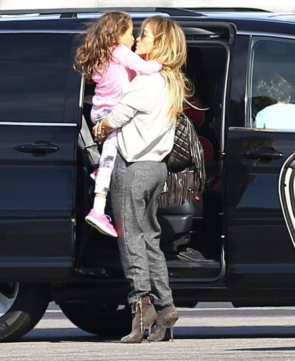 Jennifer Lopez embrasse ses enfants Emme et Max avant de prendre un jet privé à l'aéroport de Van Nuys, le 21 octobre 2014.