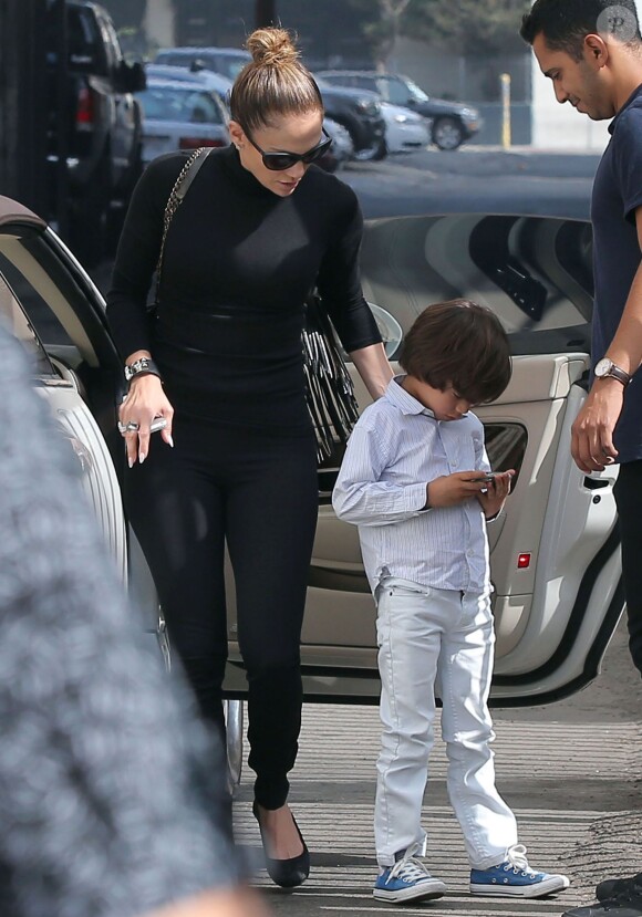 Jennifer Lopez se rend à un évènement avec ses enfants Max et Emme à Los Angeles, le 12 octobre 2014. 