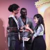 Flora Coquerel (Miss France 2014) et Ladji Doucouré remettent à Indila le prix de Meilleur Artiste lors des Trace Urban Music Awards 2014 au Casino de Paris. Le 22 octobre 2014.