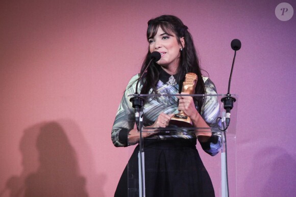 Indila, lauréate du prix de Meilleur Artiste lors des Trace Urban Music Awards 2014 au Casino de Paris. Le 22 octobre 2014.