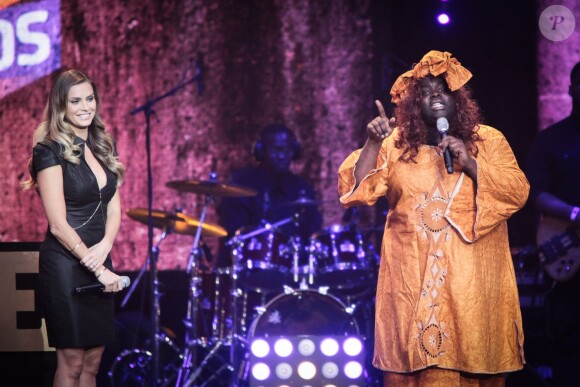 Clara Morgane et Issa Doumbia lors des Trace Urban Music Awards 2014 au Casino de Paris. Le 22 octobre 2014.