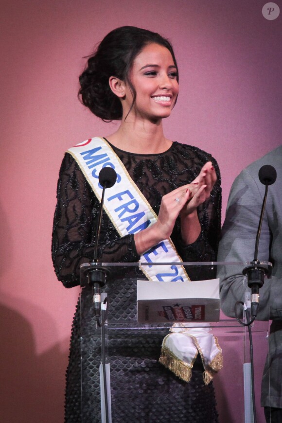 Flora Coquerel (Miss France 2014) décerne le prix de Meilleur Artiste lors des Trace Urban Music Awards 2014 au Casino de Paris. Le 22 octobre 2014.