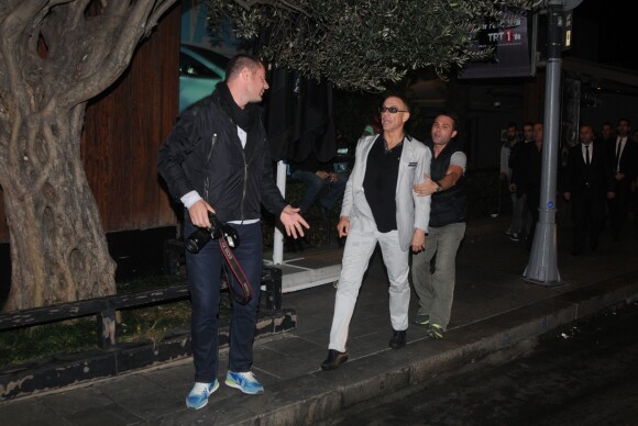 Ivre, Jean-Claude Van Damme s'embrouille avec des paparazzi à la sortie d'une boîte à Istanbul le 22 octobre 2014. 