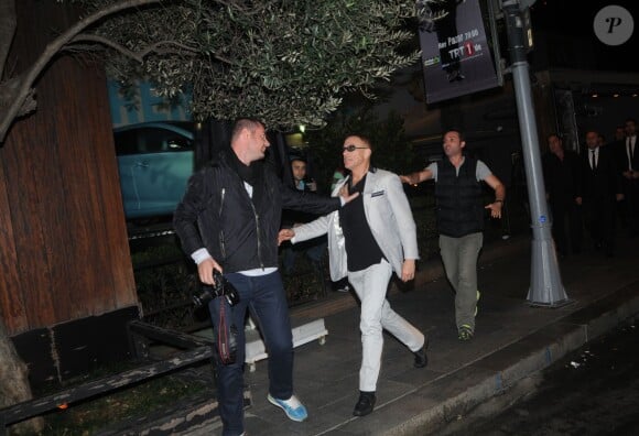 Ivre, l'acteur Jean-Claude Van Damme s'embrouille avec des paparazzi à la sortie d'une boîte à Istanbul le 22 octobre 2014. 