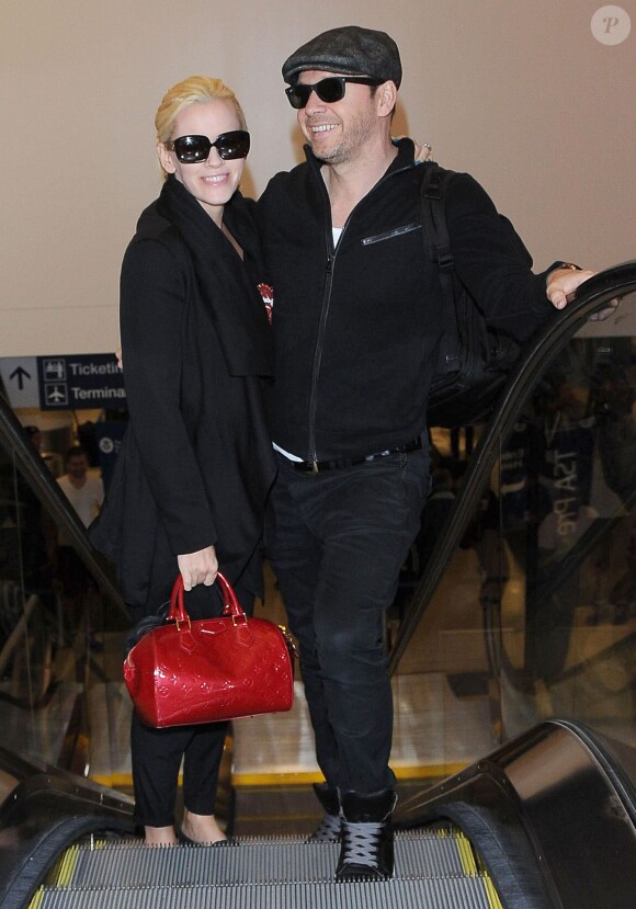 Jenny McCarthy et son mari Donnie Walhberg à l'aéroport de Los Angeles, le 28 septembre 2014.