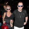 Jenny McCarthy et Donnie Wahlberg arrivent à l'aéroport LAX de Los Angeles pour prendre un avion. Le 17 août 2014.