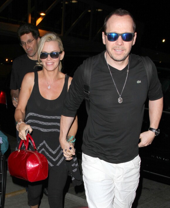 Jenny McCarthy et Donnie Wahlberg arrivent à l'aéroport LAX de Los Angeles pour prendre un avion. Le 17 août 2014.