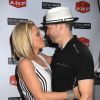 Jenny McCarthy et Donnie Wahlberg jouent au bowling pour une compétition du Guinness Book of World à New York , le 21 juin 2014.