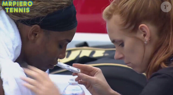 Serena Williams et un thermomètre, alors qu'elle est victime d'un malaise lors du tournoi de Wuhan, le 23 septembre 2014