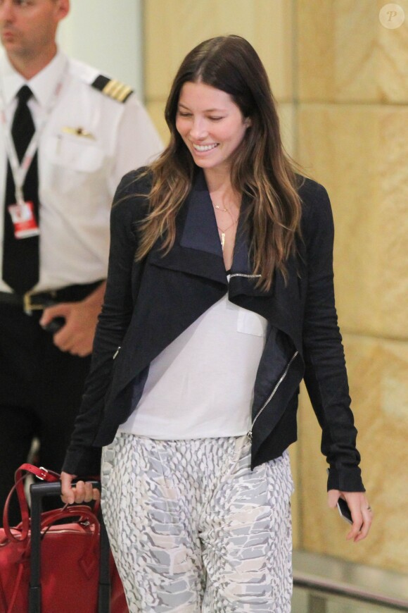 Exclusif - Jessica Biel arrive à l'aéroport de Sydney pour rejoindre son mari Justin Timberlake, le 29 septembre 2014.