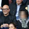 Pascal Obispo et son fils, au Parc des Princes, le samedi 25 octobre 2014 pour le match de Ligue 1 PSG-Bordeaux (3-0).