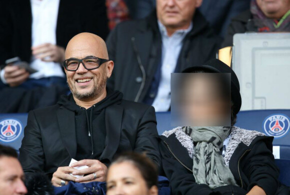 Pascal Obispo et son fils, au Parc des Princes, le samedi 25 octobre 2014 pour le match de Ligue 1 PSG-Bordeaux (3-0).