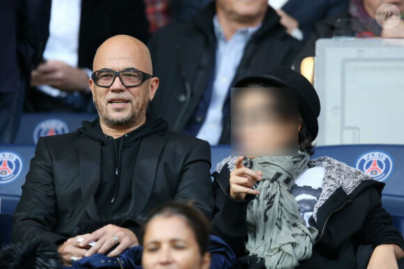 Pascal Obispo et son fils, au Parc des Princes, le samedi 25 octobre 2014 pour le match de Ligue 1 PSG-Bordeaux (3-0).