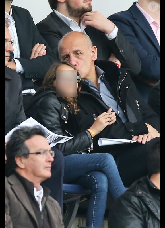 Jean-Michel Aphatie et sa fille, au Parc des Princes, le samedi 25 octobre 2014 pour le match de Ligue 1 PSG-Bordeaux (3-0).